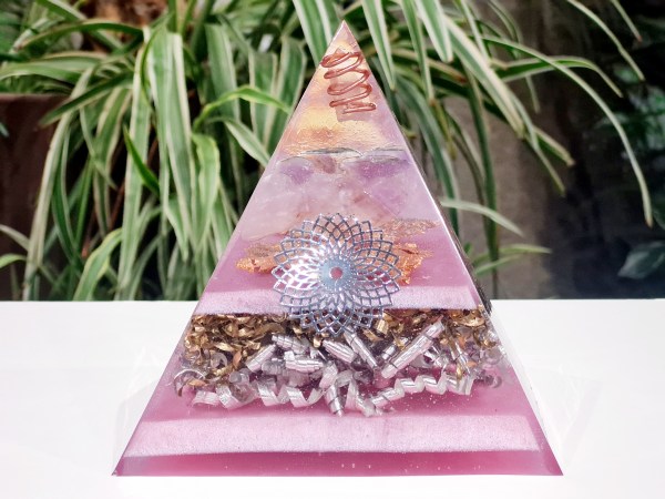 Orgonite pyramide  améthyste rose